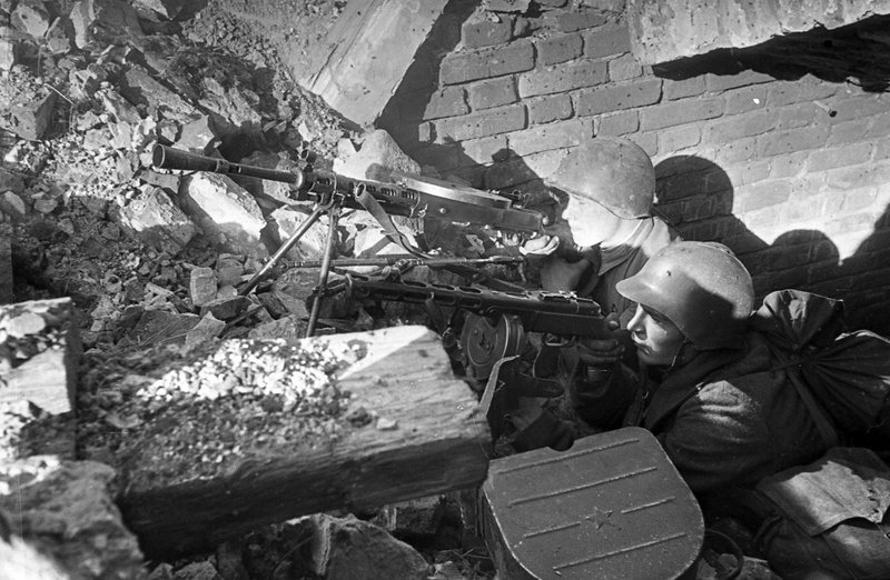 Soviet machine gunners fight for Rzhev.
