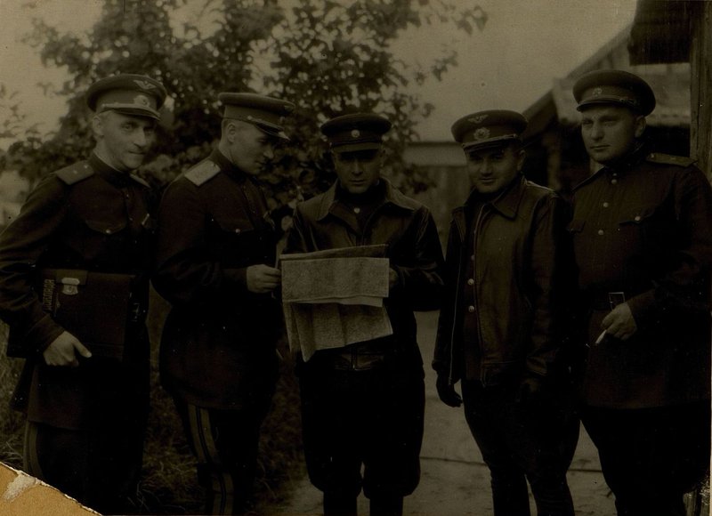 Фотография: Слева направо: начальник штаба 4 воздушной армии генерал-майор авиации Алексеев, Командующий 4 воздушной армии генерал-полковник авиации Вершинин, Главный Маршал Авиации т. Новиков, генерал-полковник авиации Худяков, Заместитель Командира 4 воздушной армии по политчасти генерал-майор Веров