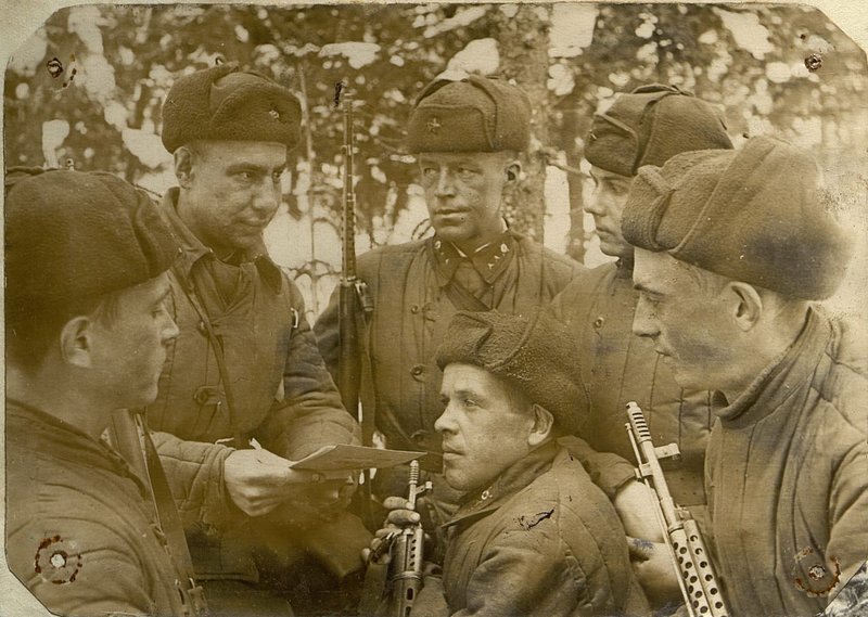 Image: Commissioner of the 3rd battalion, senior political instructor Klinkovsky talks to fighters who opened personal accounts