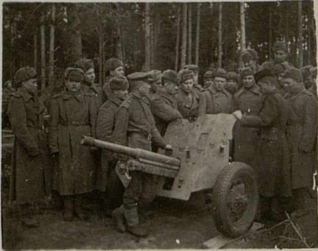 Фотография: Артиллеристы-курсанты Старший лейтенант Коваля за изучением матчасти
