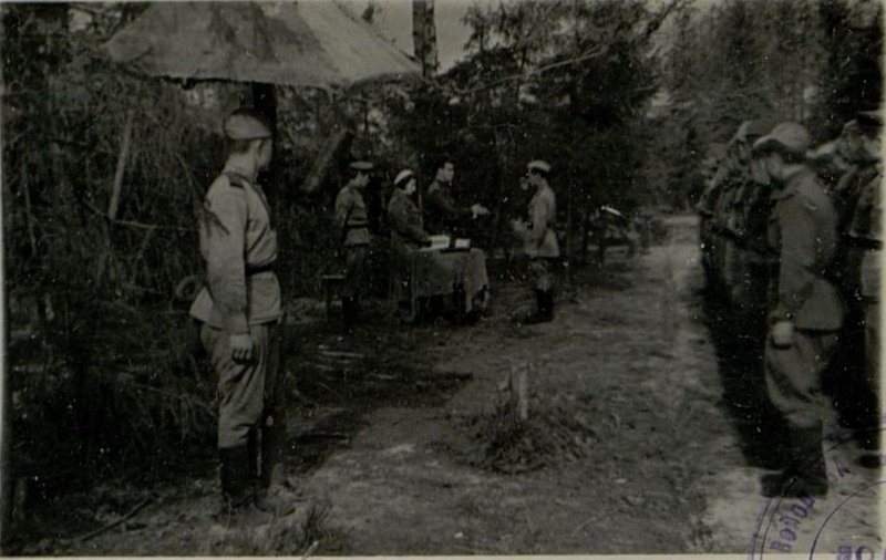 Фотография: Подполковник Гвоздков вручает медали "За оборону Ленинграда" танкистам 2-го танкового батальона