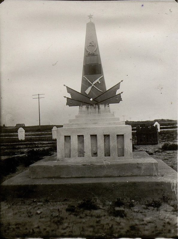 Image: Military cemetery, Zhlobin, 400 meters east of the station, behind the railway
