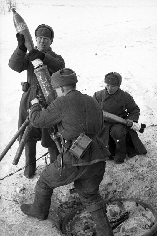 «Калининский фронт.  Расчёт 82-мм батальонного миномёта образца 1937 года БМ-37.»