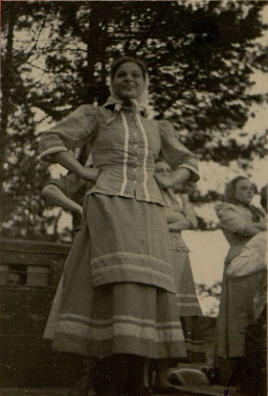 Image: Performance by artists of the Gorky Amateur