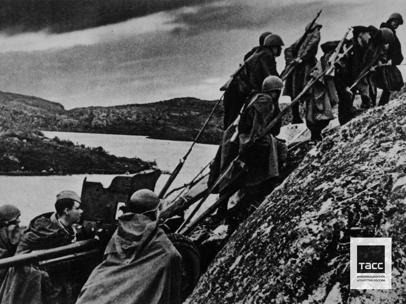 Боевой расчет во время смены диспозиции на полуострове Рыбачий, Мурманская область