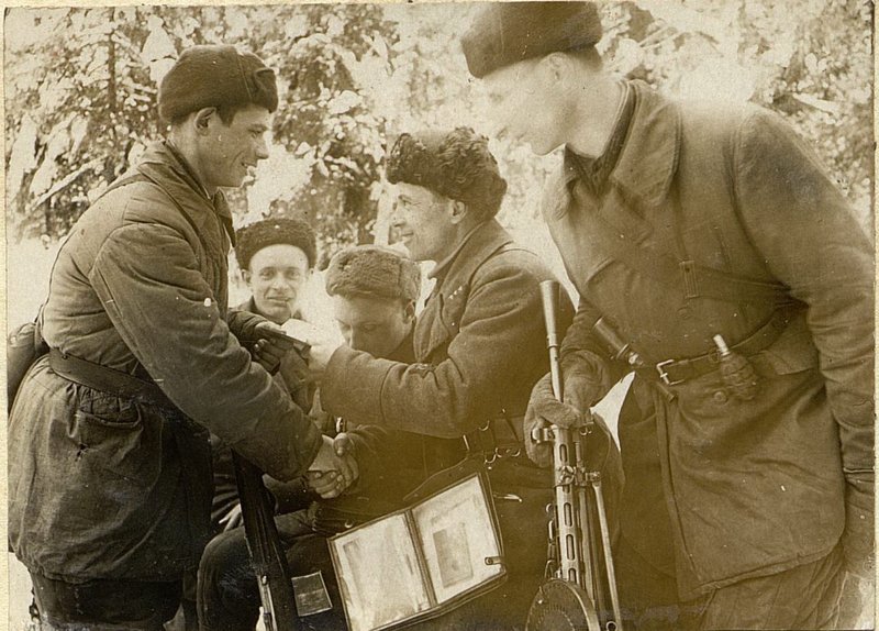 Image: From the secretary. Bureau of the Komsomol political instructor Piskun congratulates the brave intelligence officer Gimranov on joining the All-Union Leninist Communist Youth Union