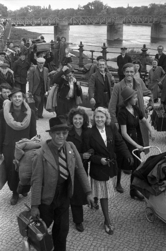 Former prisoners of Nazi jails and displaced residents of Europe return home after their release