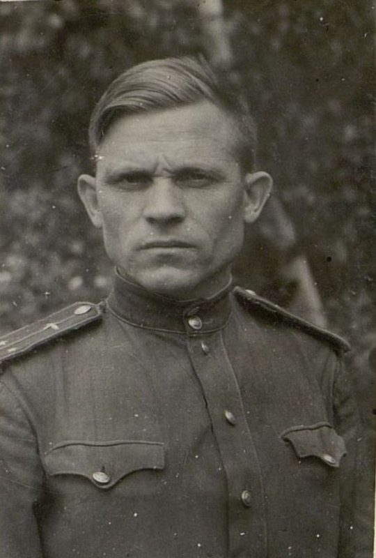 Фотография: Техник по авиавооружению подвижной авиационной ремонтной  мастерской -1 (СПАРМ-1) техник-лейтенант Земсков. За период своей работы в подвижной авиационной ремонтной  мастерской -1 (СПАРМ-1) с августа 1944 г. им отремонтировано с высоким качеством вооружение разного типа 315 единиц