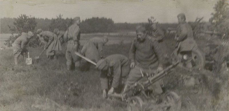 Фотография: 4 батарея и зенитно-пулеметный взвод оборудуют огневую позицию 18.04.45 г. в районе переправы через реку Шпрее