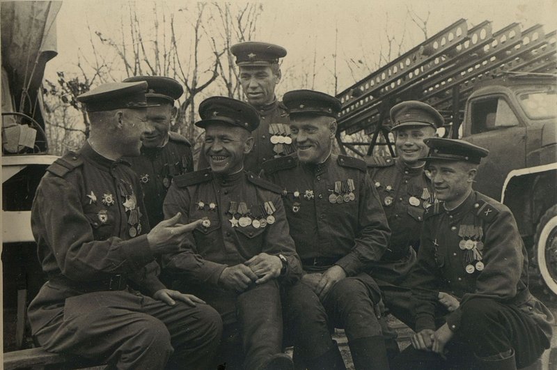Фотография: На досуге. Фронтовые воспоминания. 1. Гвардии старший сержант Колесников. 2. Гвардии старшина Бажев. 3. Гвардии  сержант Авдеев. 4. Гвардии  сержант Аверкин. 5. Гвардии  сержант Минаков. 6. Гвардии младший сержант Белянин. 7. Гвардии сержант Куприянов