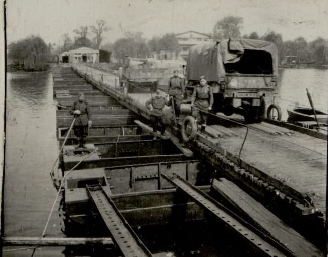 Image: Pontoon bridge over the Spree river