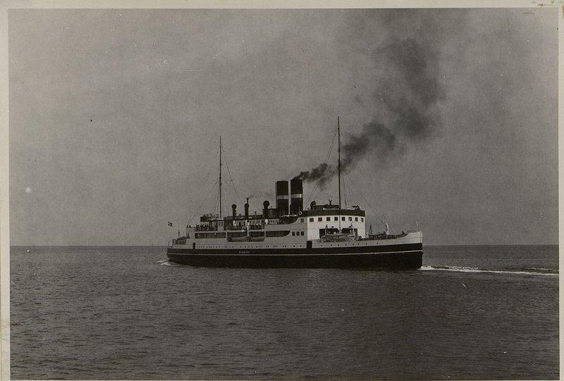 Image: Port of Warnemünde. Motor ship on the roads
