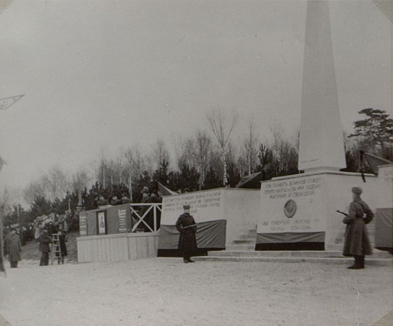 Фотография: г. Голлабрун. Почетный караул у памятника на траурном митинге