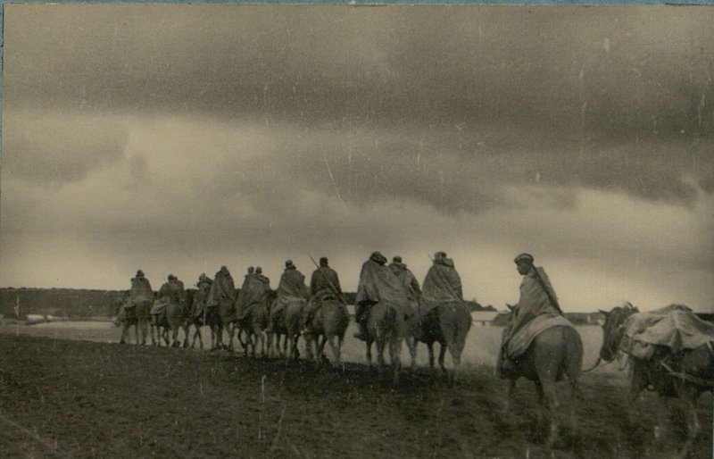 Фотография: Пехота и конница на марше