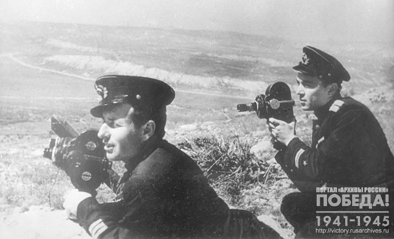 Кинооператоры В.В. Микоша и К.М. Ряшенцев во время проведения киносъемки боевых действий