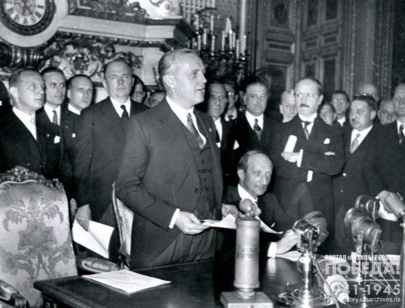 December 6th 1938, Franco-German Declaration. German Foreign Minister Joachim von Ribbentrop making press release. Nearby
  France Foreign Affairs Minister J. Bonne
