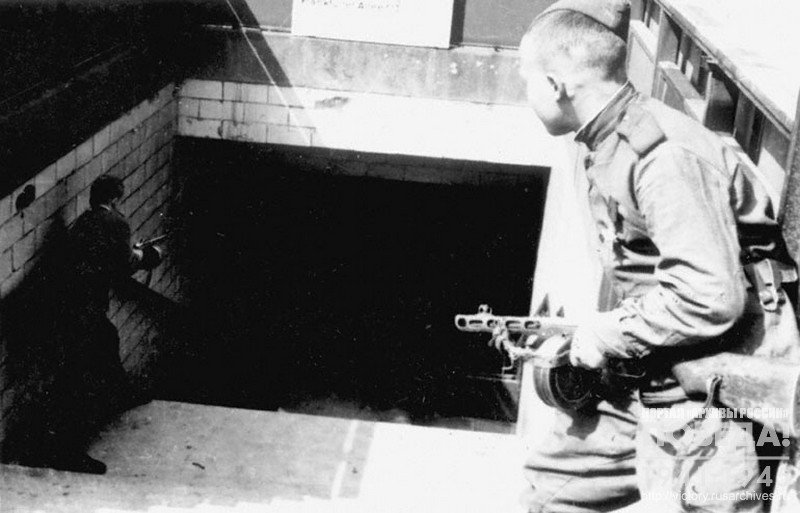 Soviet soldiers fighting for the Berlin subway