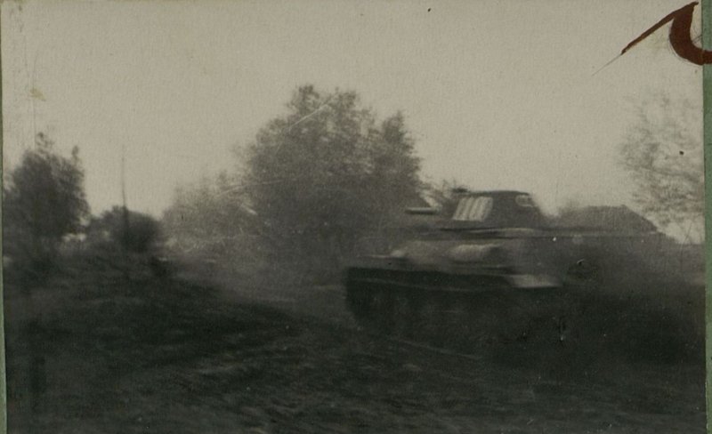 Фотография: Танк врывается на северную окраину Поныри
