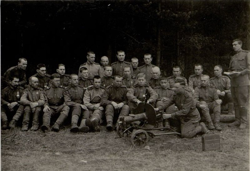 Фотография: Внимательно слушают пулеметчики-курсанты своего командира старший сержант Ханифа Макулова - кавалера орденов "Славы" 2-й и 3-й ст.