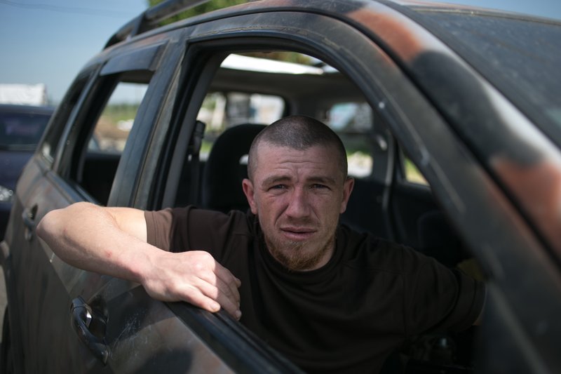 Один из командиров народного ополчения с позывным "Моторола" рядом с блокпостом в поселке Семеновка