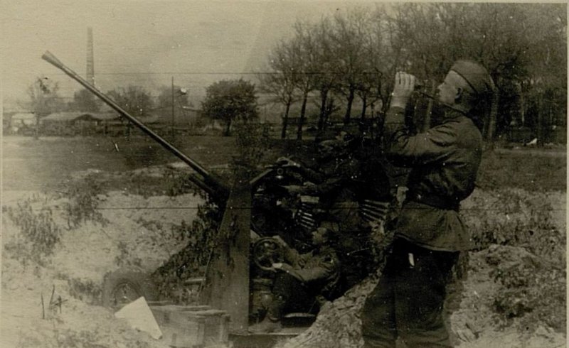 Фотография: Орудийный расчет Старший Сержант а Козлова, прикрывающий в предместье Берлина аэростат артил. наблюдения