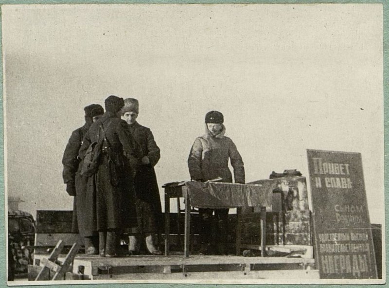Фотография: Командир бригады генерал-майор технических войск товарищ Матишев поздравляет награжденного
