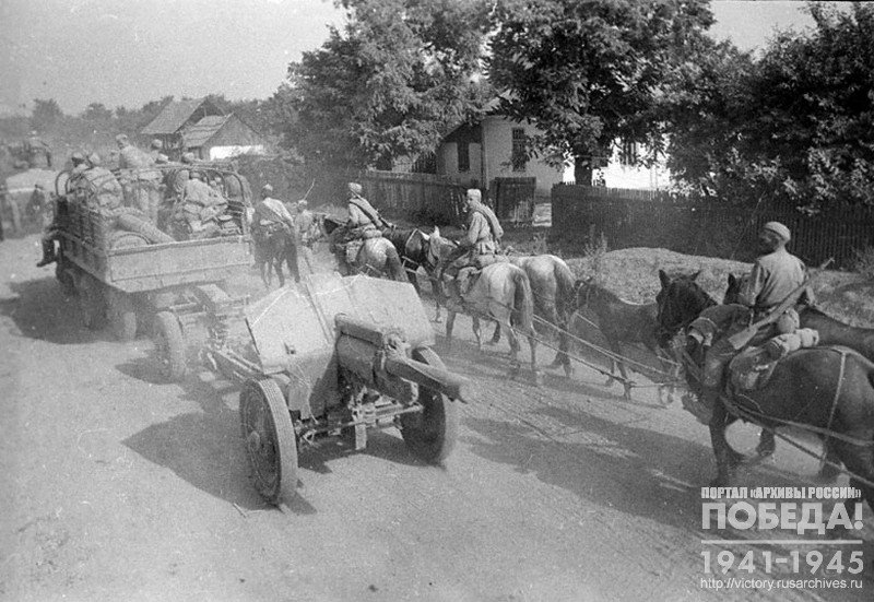 Soviet artillery crews towing their guns in a district of Bucharest