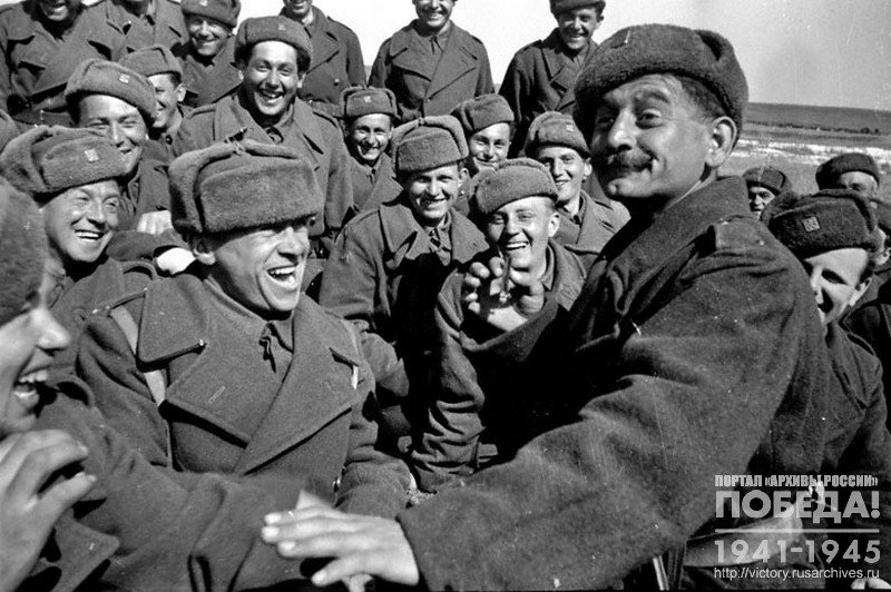 Группа воинов Чехословацких вооруженных сил под командованием полковника Л.И. Свобода во время отдыха в перерыве между боями