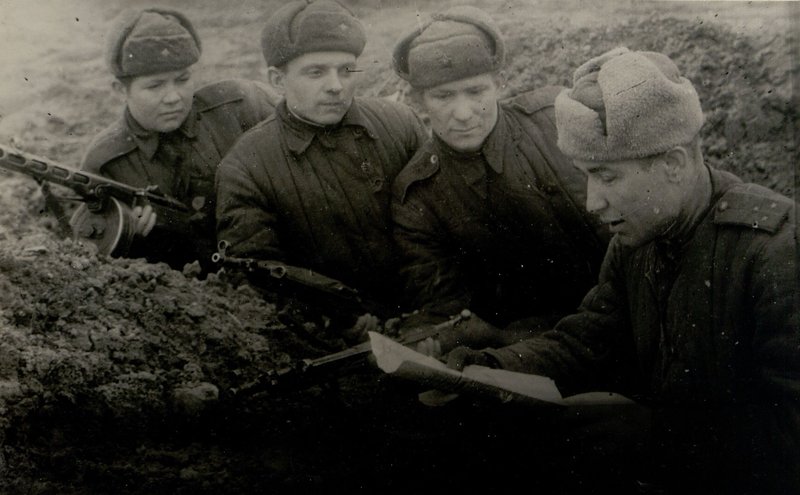 Фотография: Район города Хайлигенбайль. Перед боем командир роты рассказывает бойцам о положении на фронтах Отечественной войны
