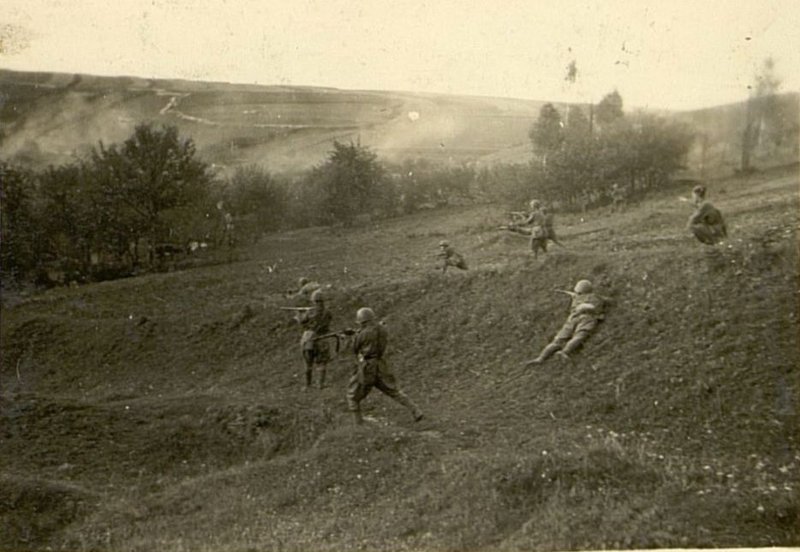Image: Submachine gunners burst into the settlement