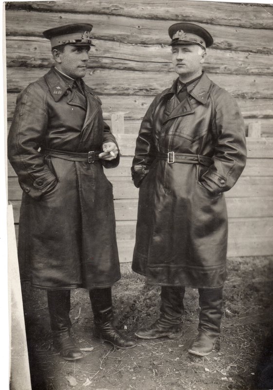 Начальник штаба 1 истребительной авиационной армии полковник Белов Н.Г. (слева) и комиссар Духовный П.И. (справа). Калининский фронт, 5.05.1942 г.