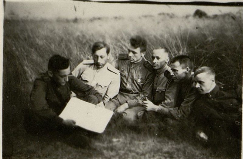 Фотография: Старшина т. Блох 1-й полевой артиллерийской ремонтной мастерской (СПАРМ-1) проводит полит. информацию