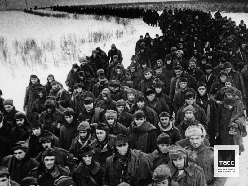Колонна военнопленных из 8-й итальянской армии