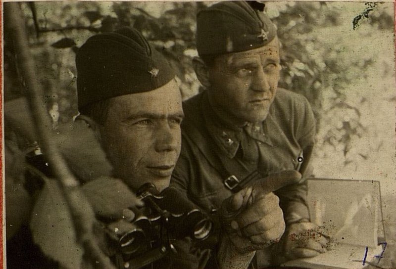 Фотография: На фото: слева направо - старший лейтенант Трошин и лейтенант товарищ Мишкин