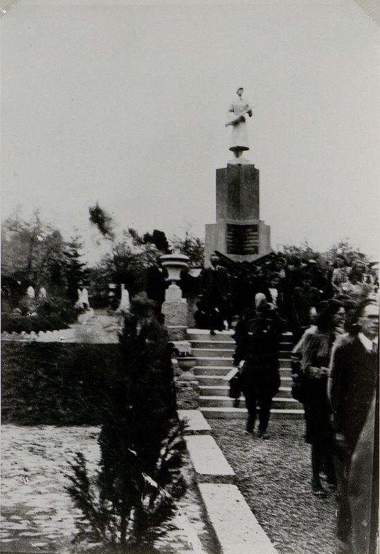 Image:  Pottshah. After the funeral meeting dedicated to the opening of the cemetery