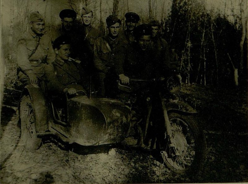 Фотография: район д. Чайниково Герой Совесткого Союза капитан Усов П.В. со старшим политруком Меркушевым М.А. выезжает на боевое задание. Их провожают командиры батальона