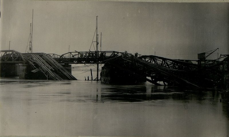 Фотография: Забивка свай для промежуточных опор под уцелевшие пролетные строения моста через реку Ст. Варта