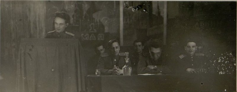 Фотография: В президиуме торжественного заседания, посвященного Первому Маю. Докладчик подполковник товарищ Илюхин