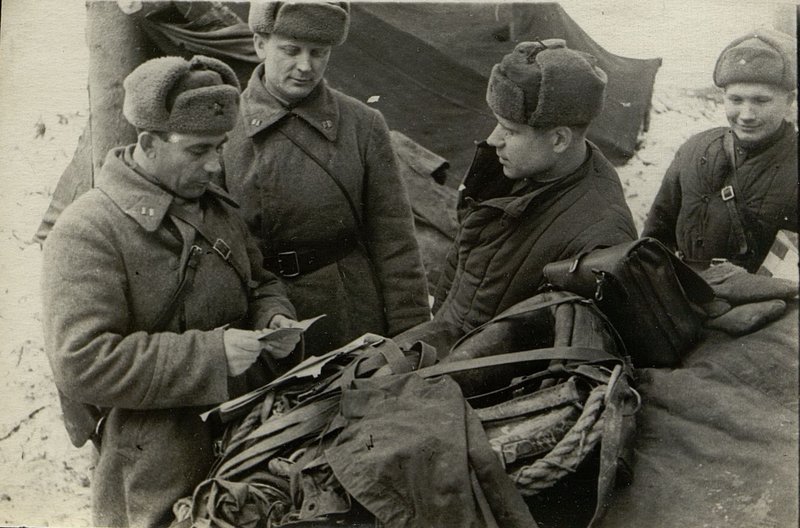 Фотография: Прием кандидата партии в члены младшего политрука тов. Олейник. Стоят слева направо: бат. комиссар тов. Степин П.У., секретарь ЮПК , бат. комиссар тов. Неведонов Г.Н., член ЮПК, вступающие товарищи Олейник С.И. и Романов Н.Н. 32 сп