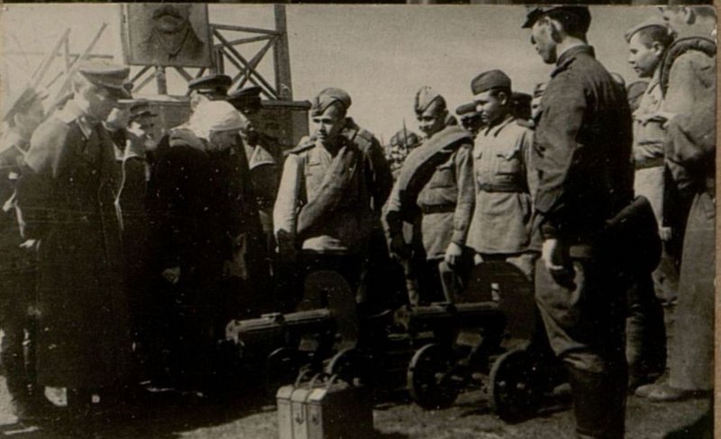 Фотография: Вручение оружия О.Д. Ромашко