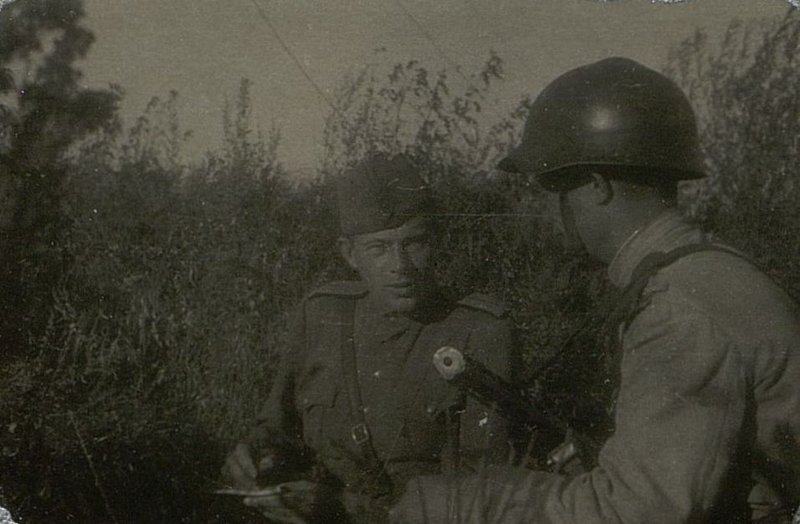 Фотография: Член Всесоюзной Коммунистической партии большевиков товарищ Синора беседует с рекомендуемым им товарищем Романовым перед вступлением его в партию