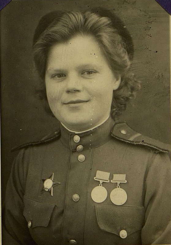 Фотография: Один из лучших комсоргов батальона отличница-телефонист Ермолина Мария