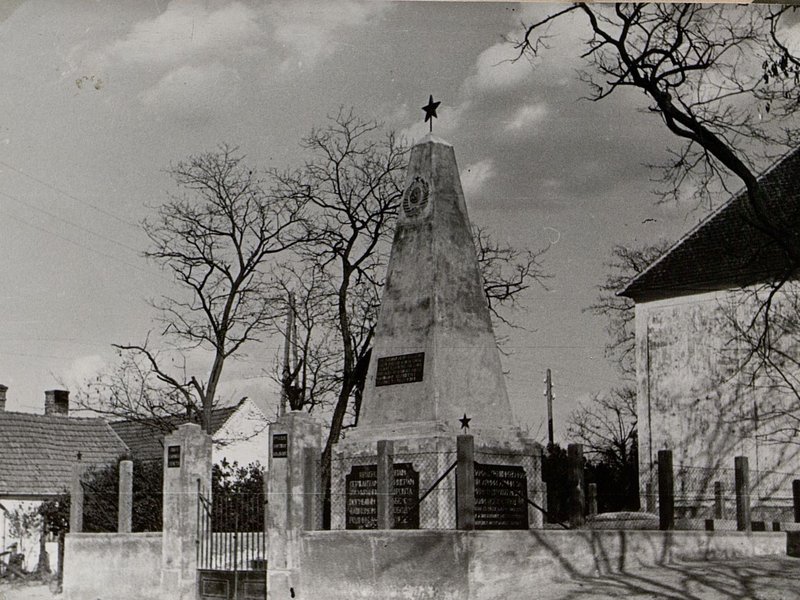 Фотография: д. Реде. Воинское кладбище