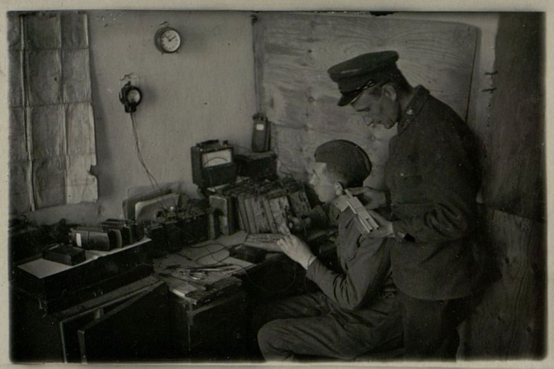 Фотография: Инженер-майор Соловьев за испытанием приборов