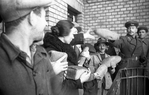 Представители командования 2-го Украинского фронта выдают хлеб жителям Будапешта