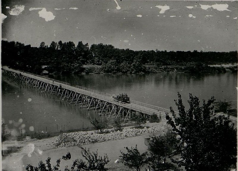 Фотография: За Днестр. Войска армии сооружают мосты на реке Днестр