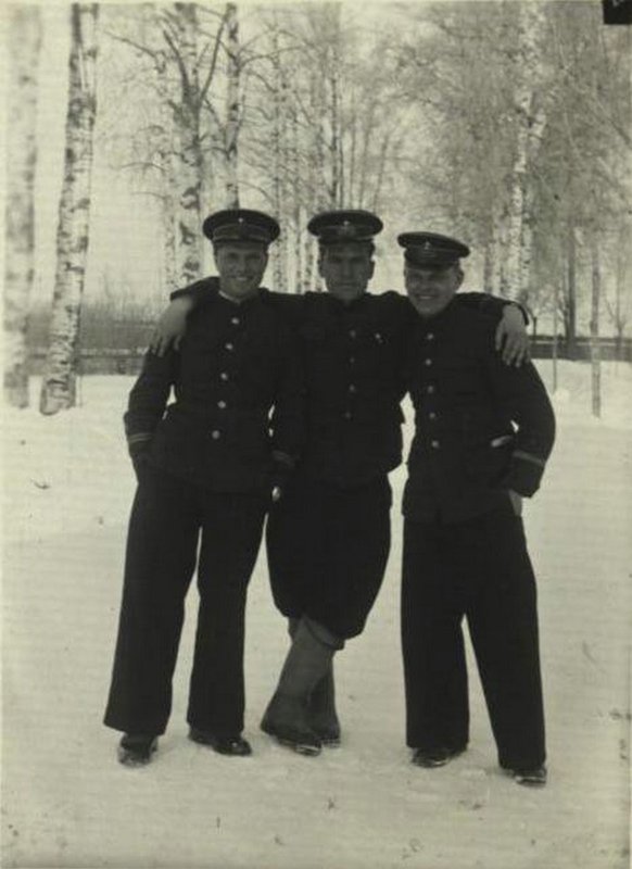 In the middle is Tkachev P.F., lieutenant of the Baltic Fleet