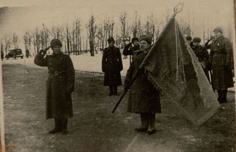 Фотография: Вручение Красного Знамени части Командующим Южно - Уральским военным округом Генерал-полковником товарищем Рейтер