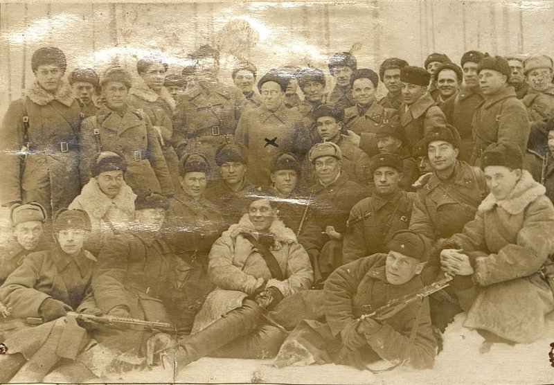 Фотография: Командир 291 стрелковой дивизии (Х) генерал-майор Еншин среди знатных истребителей и разведчиков соединения