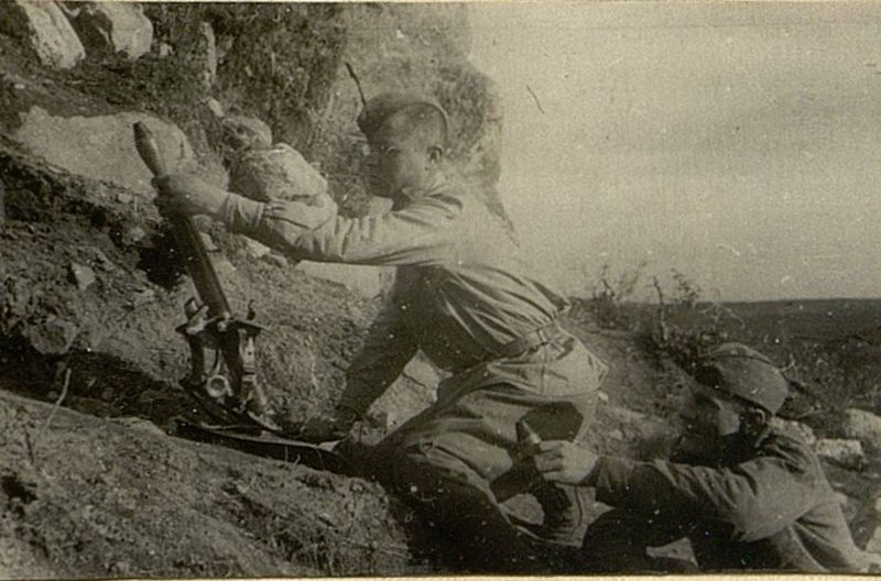 Фотография: Минометчики гвардии красноармейцы Ляшенко Н.Г. и Медов А.А. на о.п у 50 м/м миномета. (высота "Орлиное гнездо")